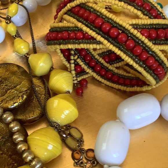 “MELLOW YELLOW” VINTAGE & MODERN JEWELRY LOT.Necklaces & Bracelets.All wearable. - Picture 4 of 8